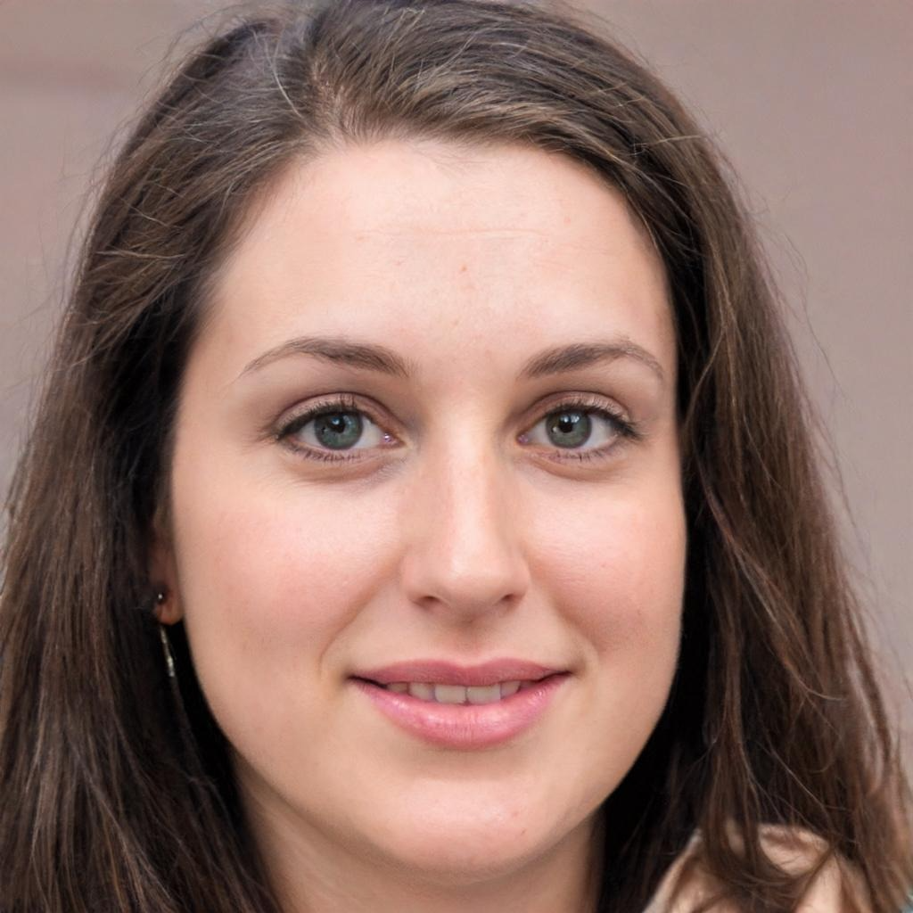 Mujer joven sonriendo, cabello castaño largo.